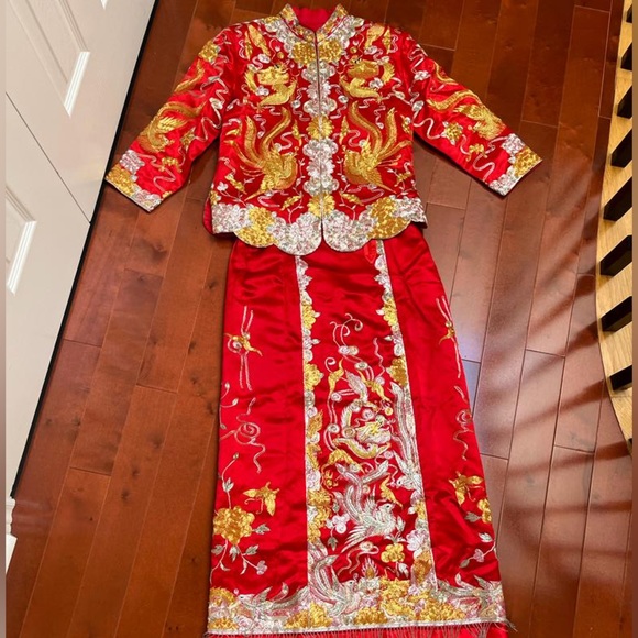 Chinese Traditional Wedding Dress
Golden Qun Kwa - Picture 2 of 8
